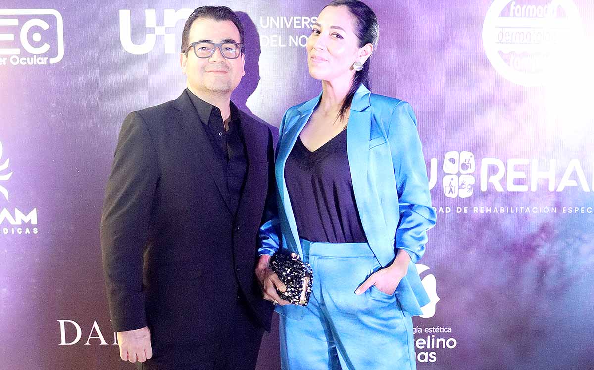 CARLOS GARCÍA Y DELIA MARQUEZ emocionados por saber quienes fueron los galardonados de este año