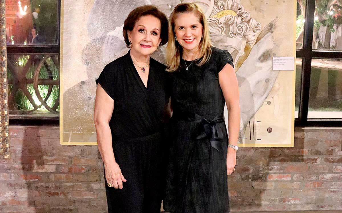CARMEN TUÑÓN Y CARMENCHU HURTADO felices durante la cuarta edición de los premios a la Salud Total 2024 en Central Andalina
