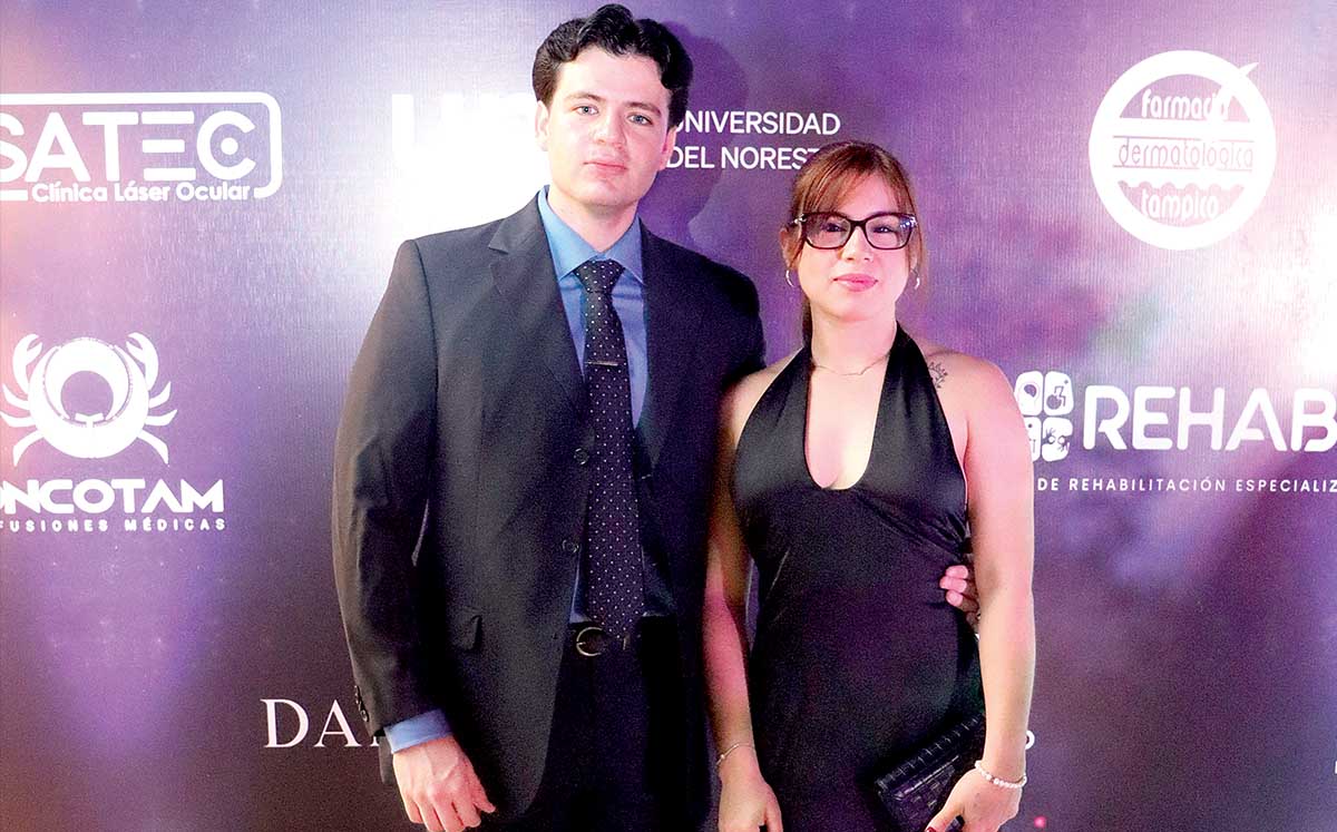CÉSAR ZAYAS E ISABEL MARTÍNEZ disfrutaron de la música de Gente Stelar