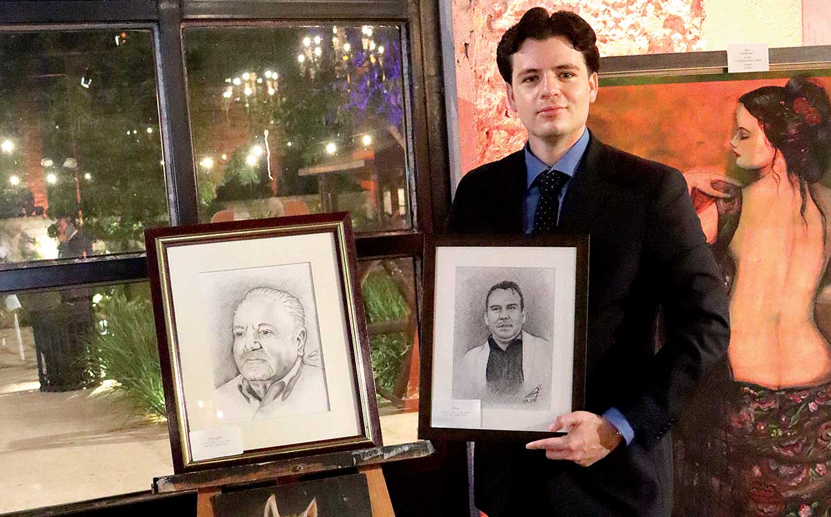 CÉSAR ZAYAS fue uno de los médicos que participaron en la muestra artística de los premios a la Salud Total 2024