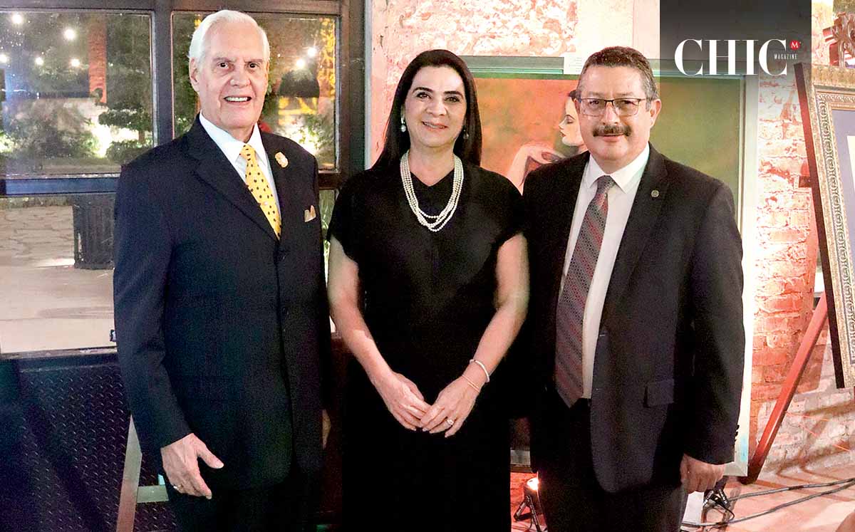 ENRIQUE ÁLVAREZ VIAÑA, MÓNICA VILLARREAL Y RAÚL VILLARREAL felices durante los premios a la Salud Total 2024