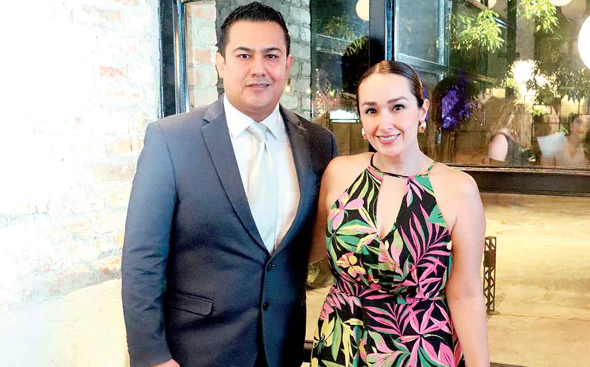 JAVIER BARRIOS Y ATEYEI ARGUILEZ emocionados por saber quienes eran los galardonados de la noche
