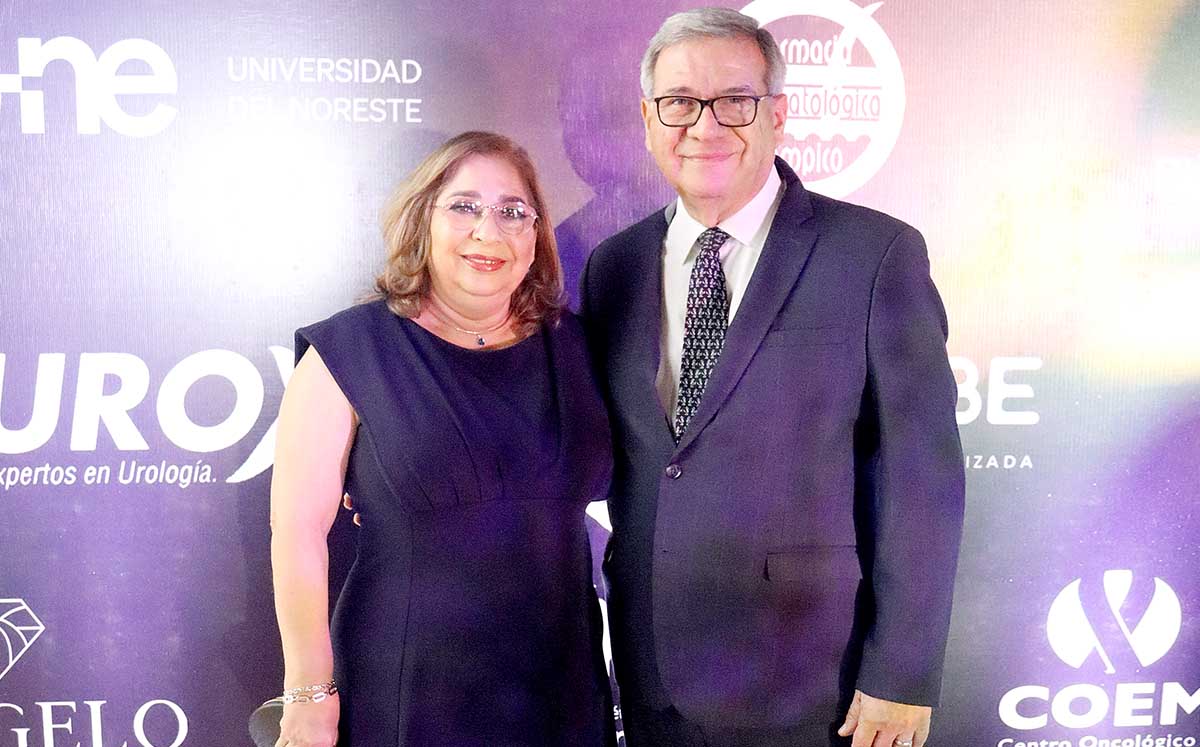 MARIA DEL PILAR ALVAREZ Y LUIS CERDA felices en el evento