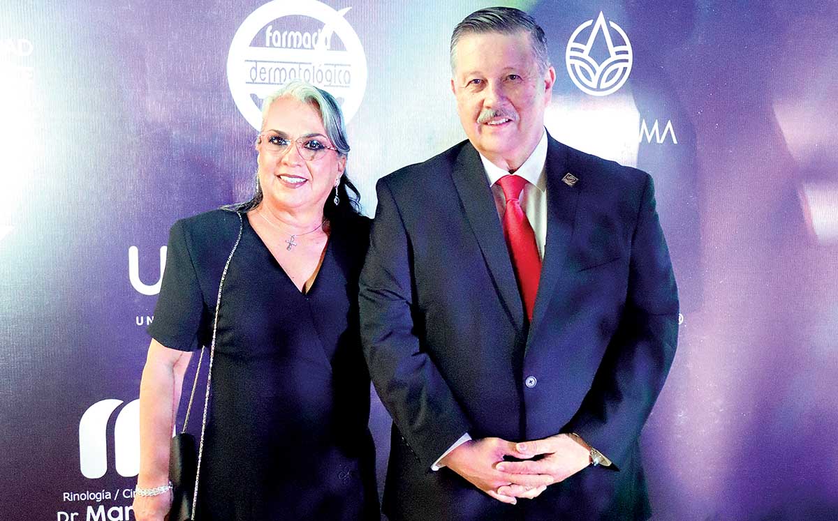 MARÍA ELENA MAYA Y CARLOS GARCÍA disfrutaron de la muestra artística en los premios a la Salud Total 2024
