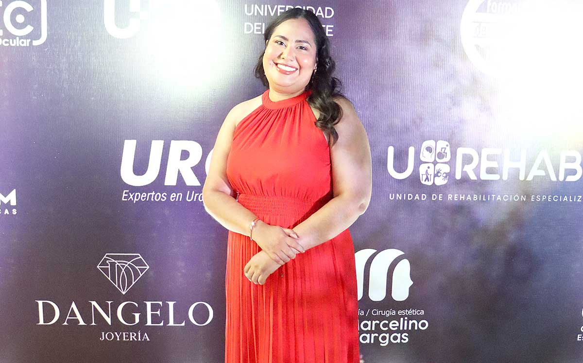 MÓNICA MENDOZA llegó con su mejor outfit a Central Andalina