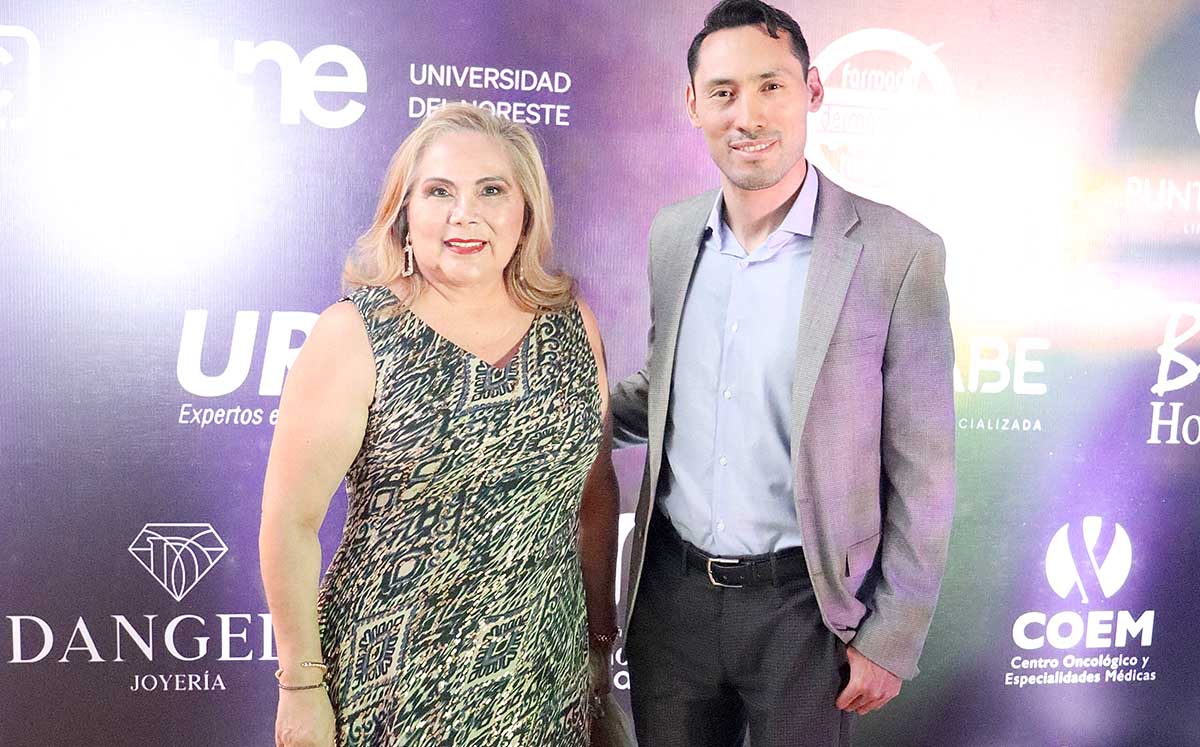 PATY OTTINO Y JAVIER ROBLES felices de que se reconozca el labor de los médicos