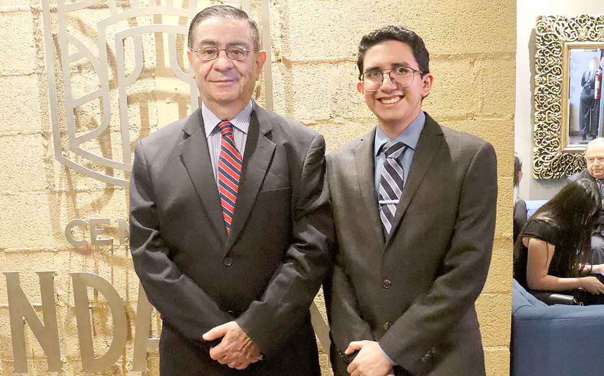 RAUL IZAGUIRRE Y JULIO GARCÍA emocionados por saber quienes serán los galardonados de la noche