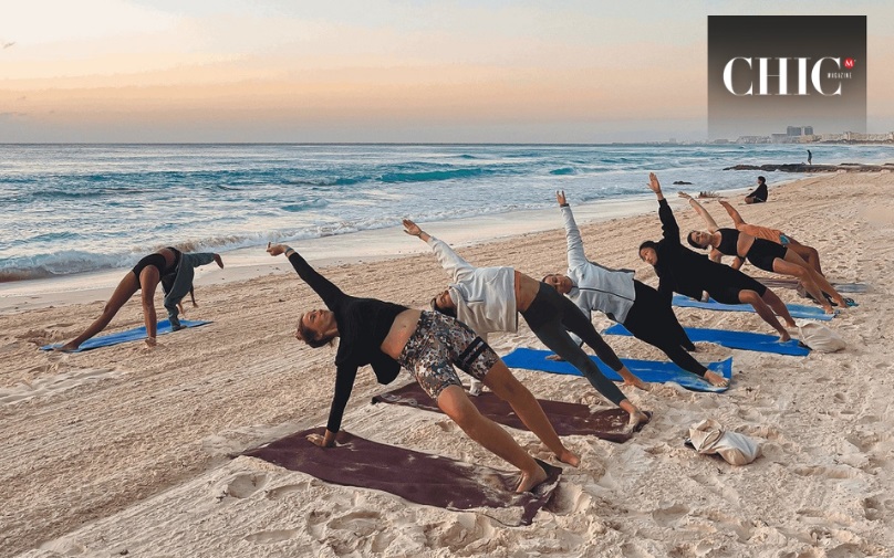Desde sesiones de yoga al amanecer frente al mar en Tulum hasta actividades de conexión mística puedes disfrutar durante tu estancia. (Cortesía)
