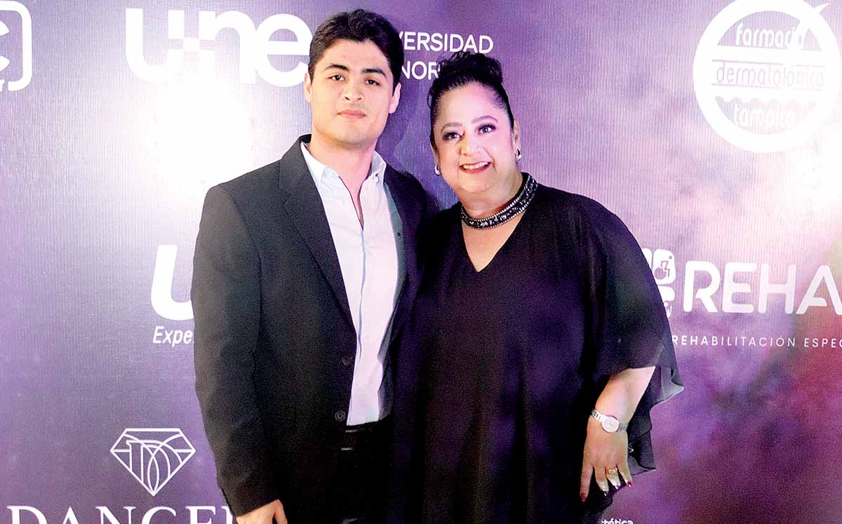 STEWART AGUIAR Y PERLA AGUIAR felices en el evento