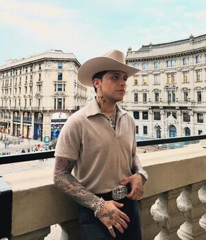 Christian Nodal se enoja con Ángela en concierto (Instagram)