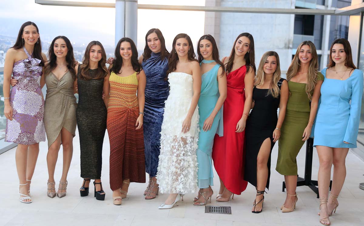 Isabella junto a sus mejores amigas