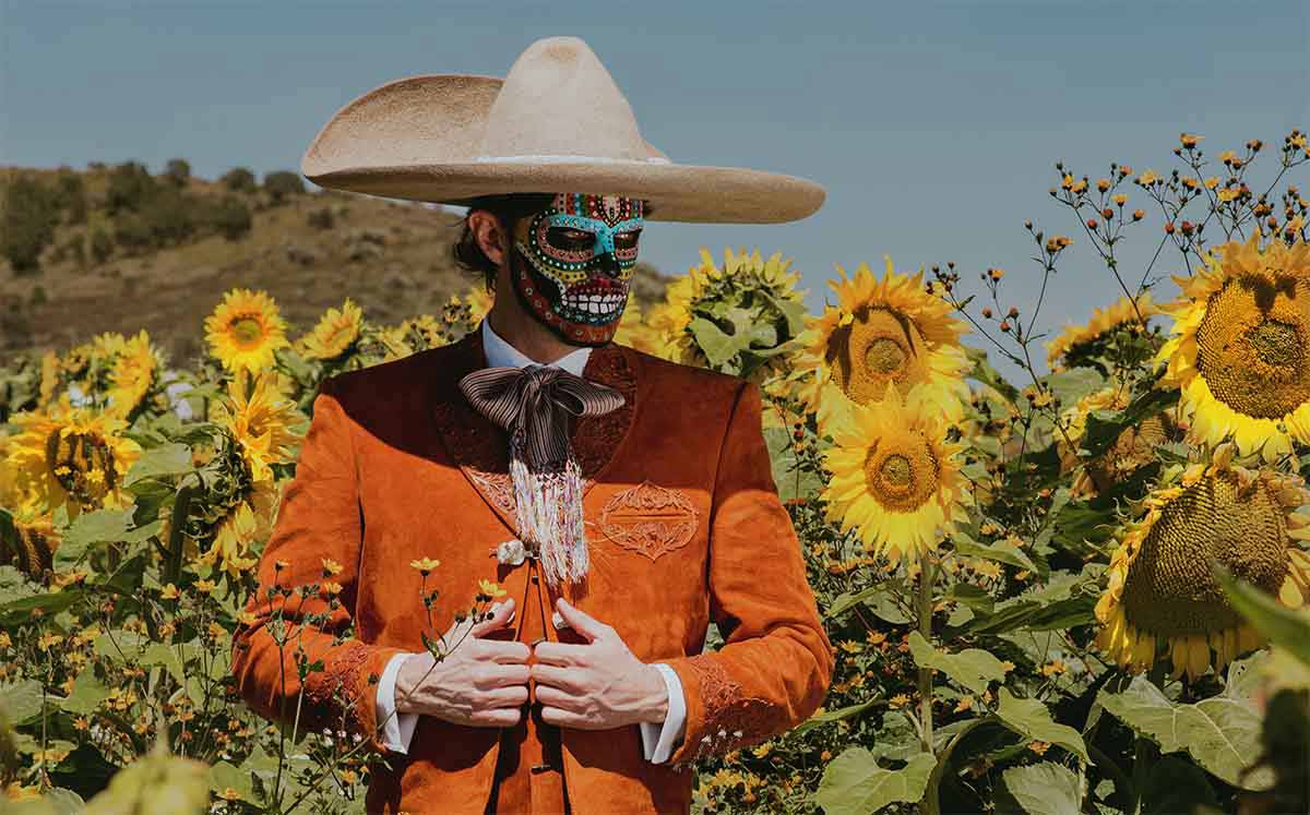 Julio Uribe como El Charro Negro en el Día de Muertos