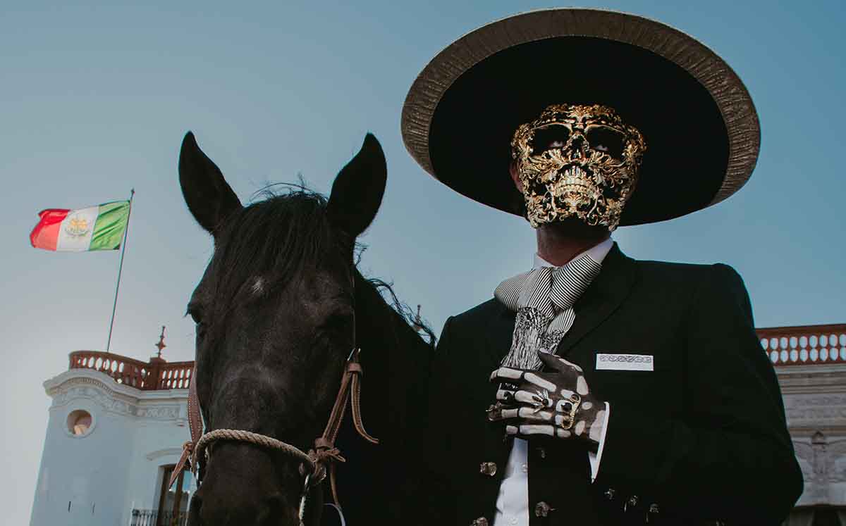 Julio Uribe como El Charro Negro en el Día de Muertos