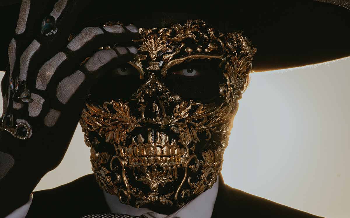 Julio Uribe como El Charro Negro en el Día de Muertos