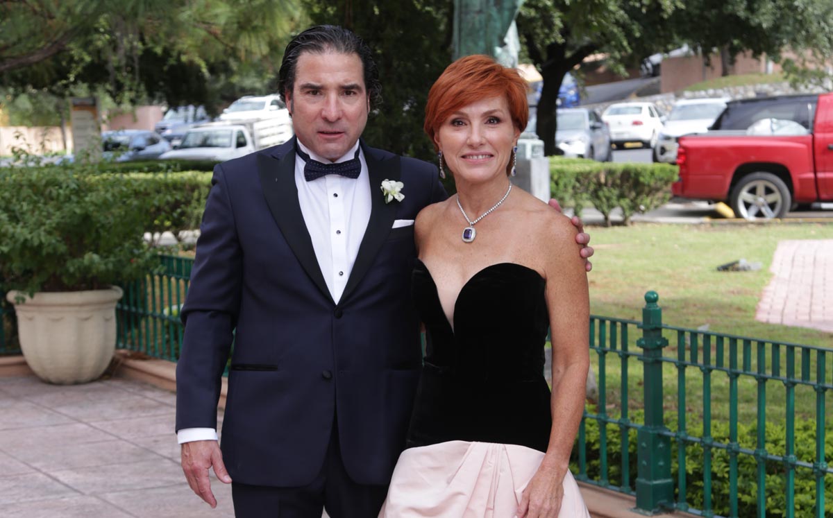 PAPÁS DEL NOVIO. Miguel Garza y Malú Ramones