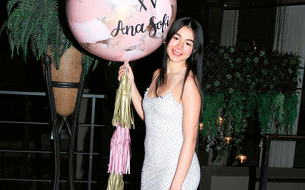 ANA SOFÍA MARTÍNEZ feliz en la celebración sorpresa de sus XV años