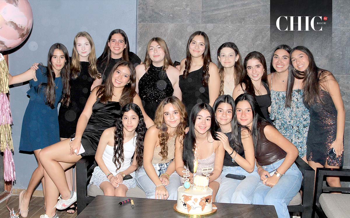 Amigas de Ana Sofía  celebraron sus XV años en el Carlo Rooftop