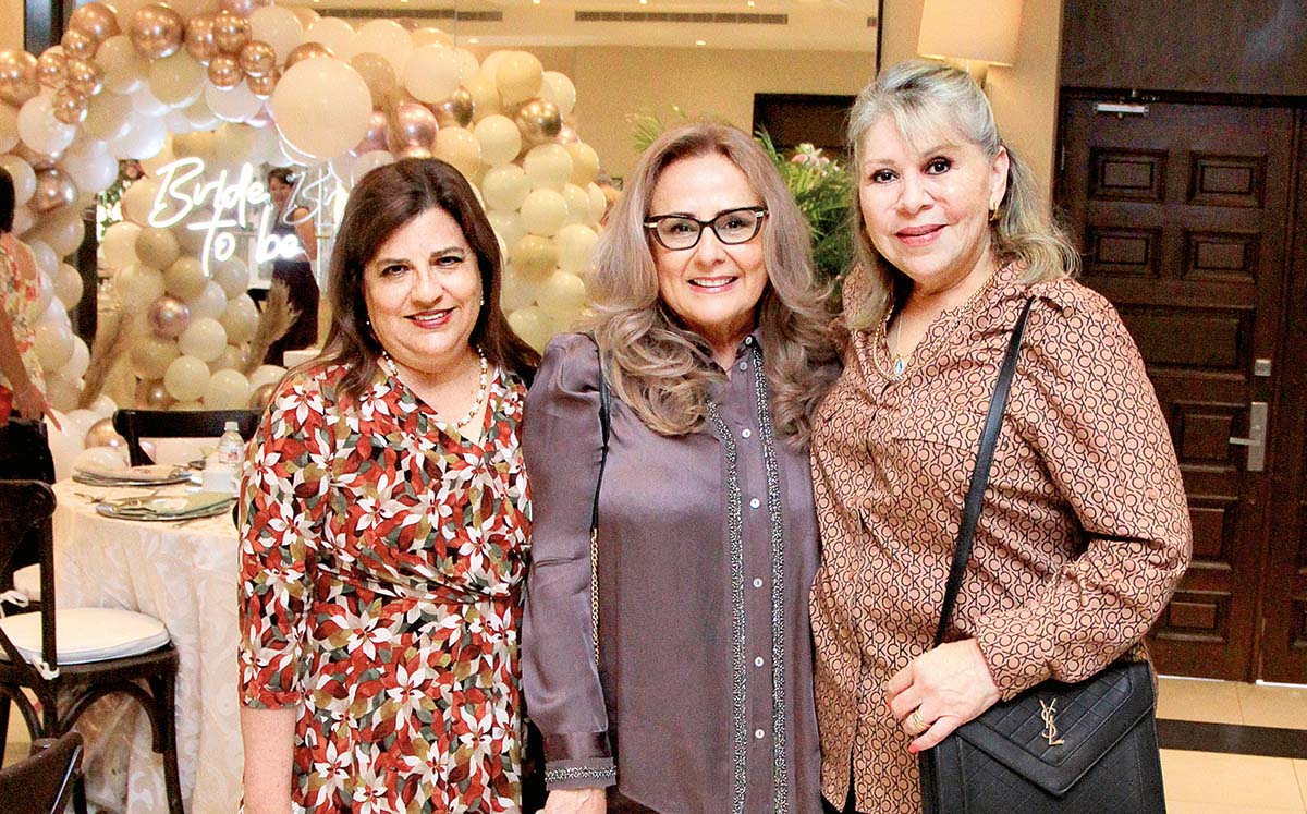BLANCA VALENZUELA, MÓNICA DESCHAMPS Y REBECA HEREDIA recibieron como recuerdo un set de cremas corporales y gel antibacterial