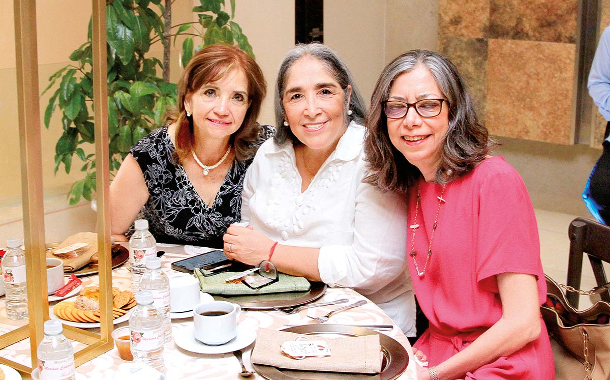 CARMELITA PLAZA, PATY VAZQUEZ Y CARMELITA REYES nos regalaron sus mejores sonrisas en el festejo