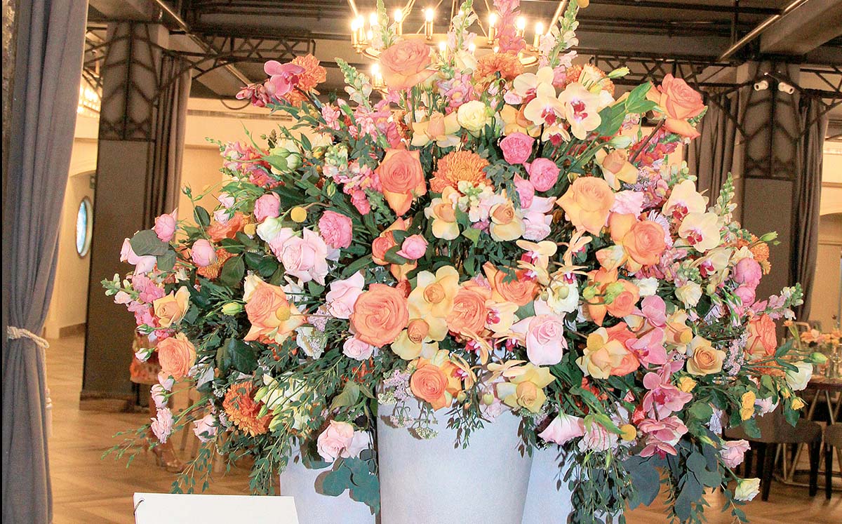 decoración floral en tonos rosas, amarillos, naranjas, verdes y blancos por parte de Flores de Sofía
