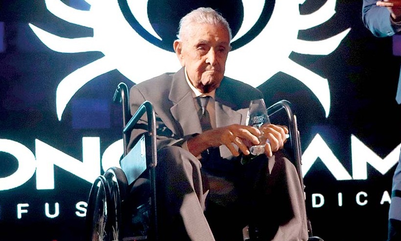 Uno de los mejores momentos de la noche fue cuando se realizó un homenaje al médico más veterano, Fernando Salazar