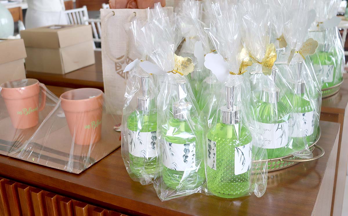 Al finalizar, las invitadas recibieron de regalo una jabonera, tazas en forma de maceta, una virgen y diversos tipos de plantas