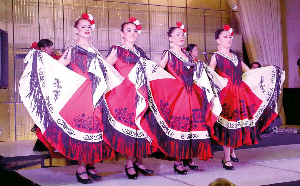 Los más de 100 asistentes disfrutaron de las presentaciones de Puerto Flamenco, Ballet Folklórico de Tamaulipas, el Trío Huasteco Los Malagueña