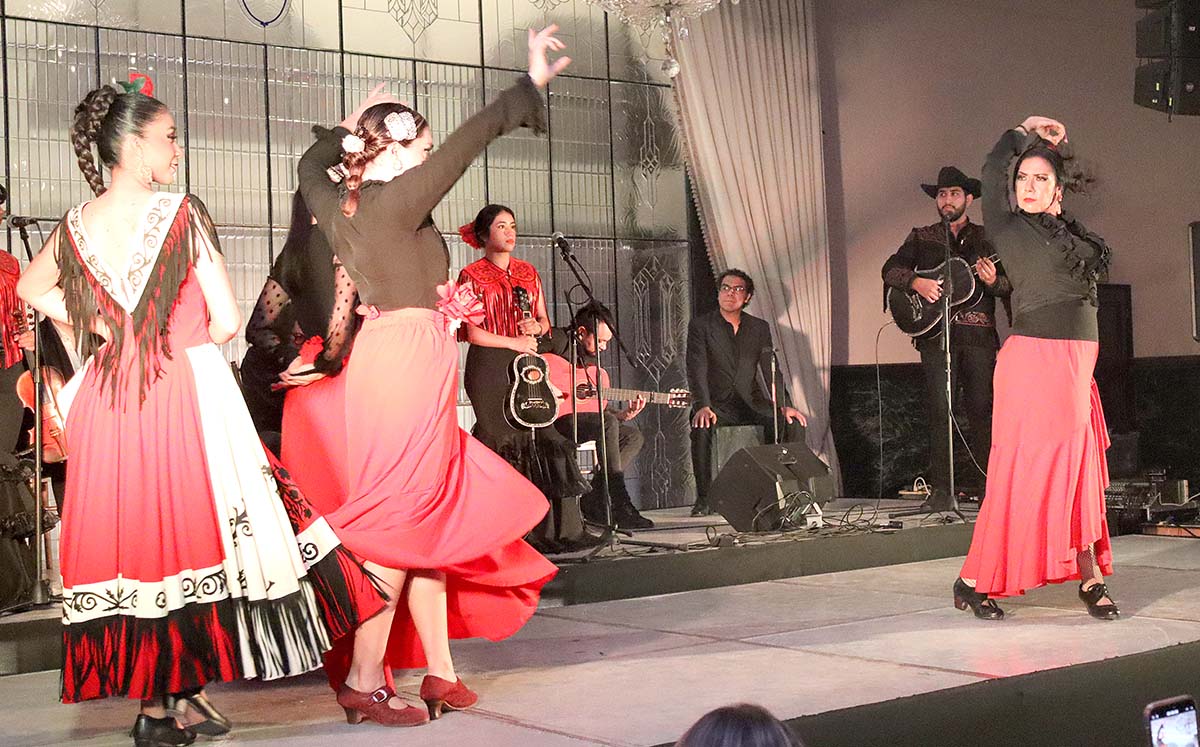 Los más de 100 asistentes disfrutaron de las presentaciones de Puerto Flamenco, Ballet Folklórico de Tamaulipas, el Trío Huasteco Los Malagueña