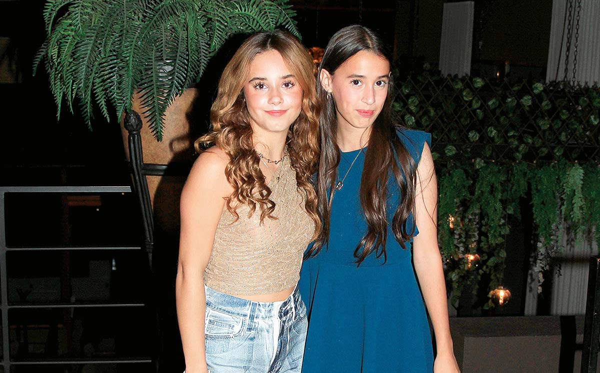 EUGENIA RAVIZE Y BÁRBARA HINOJOSA felices en los Xv años de Ana Sofía