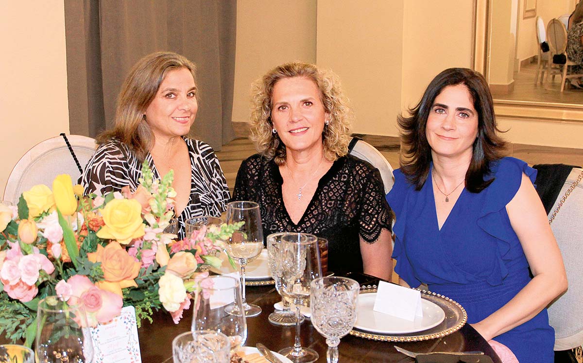 NENO SCHEKAIBAN, MARCELA POZO E IVONE DE FERES disfrutaron de la decoración floral en tonos rosas, amarillos, naranjas, verdes y blancos