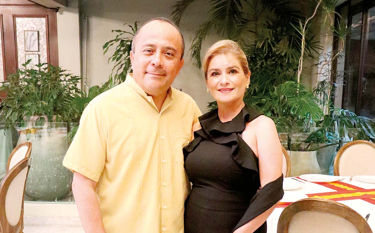 ÓSCAR BANDA Y MARILÚ MARTÍNEZ llegaron puntuales al Casino Tampiqueño
