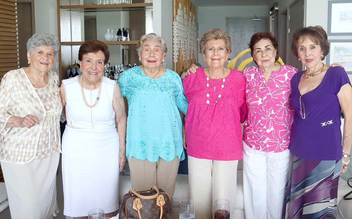 ROSITA DE GARCÍA, OLGUITA ASTURIANO, JOSEFINA SALAS, HILDA OSORIO,  DEYITA DE ORTIZ, ALICIA BRICTSON nos regalaron sus mejores sonrisas en el festejo