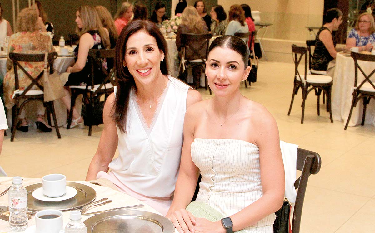 YUYIS GARCÍA Y ZAIRA DE GARCÍA llegaron puntuales al festejo
