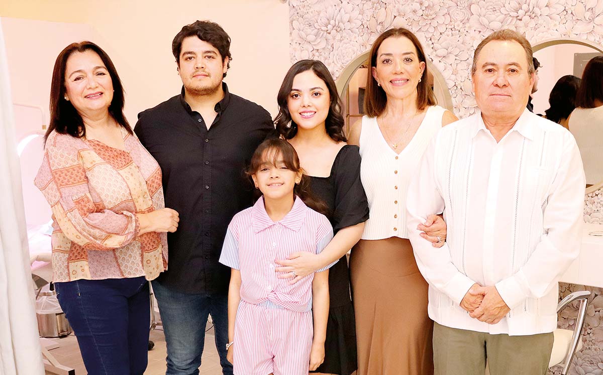 MARISA ÁGUILA, RODRIGO PICHARDO, ALEJANDRA SALAZAR, VALENTINA PICHARDO, ANA ROSA GARCÍA Y ALEJANDRO SALAZAR portando sus mejores outfits en Ella Bella