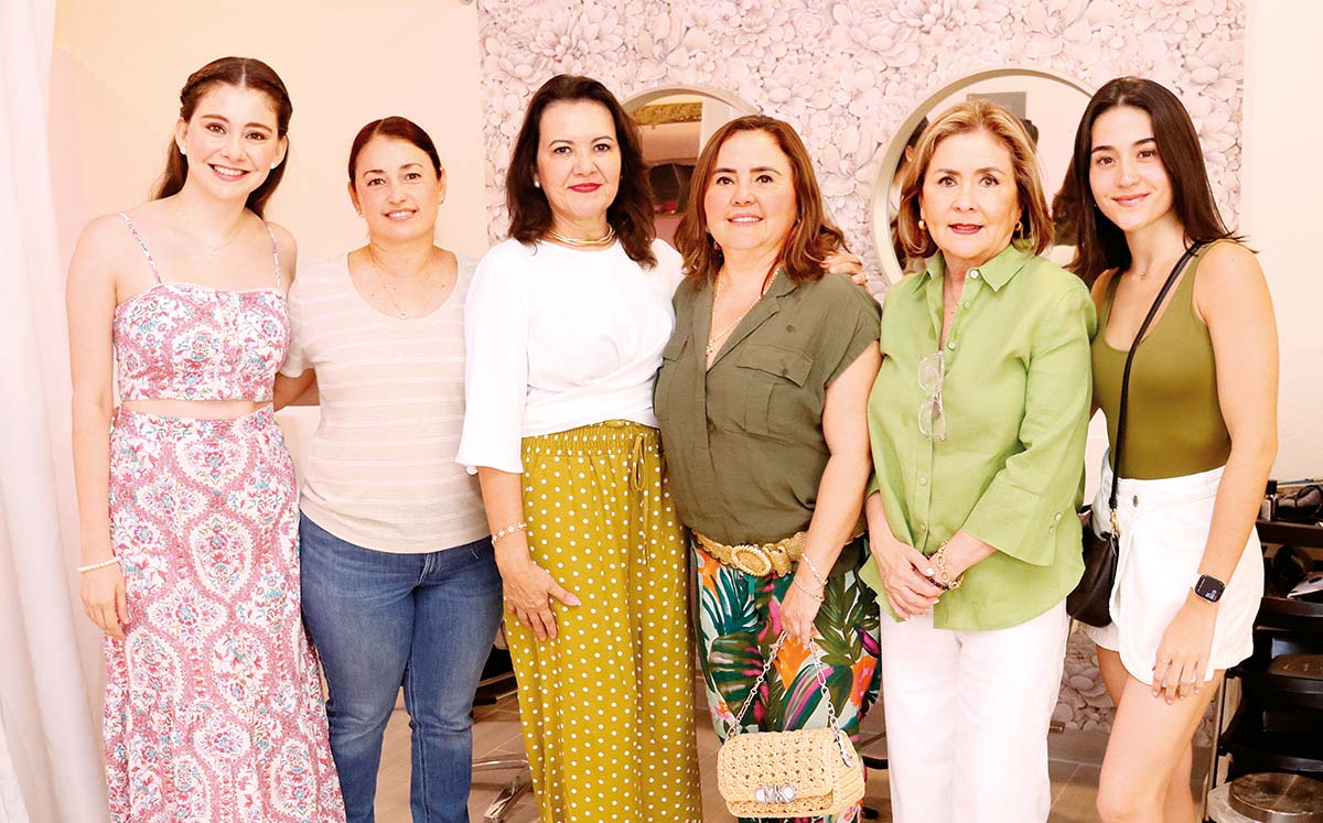 ANA PATY VÁZQUEZ, ALEJANDRA SALAZAR, PATRICIA GARCÍA, ADRIANA SALAZAR, ROXANA SALAZAR Y ELVIA SALAZAR nos regalaron sus mejores sonrisas en el evento