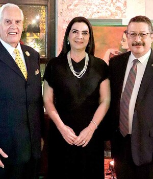 ENRIQUE ÁLVAREZ VIAÑA, MÓNICA VILLARREAL Y RAÚL VILLARREAL felices durante los premios a la Salud Total 2024