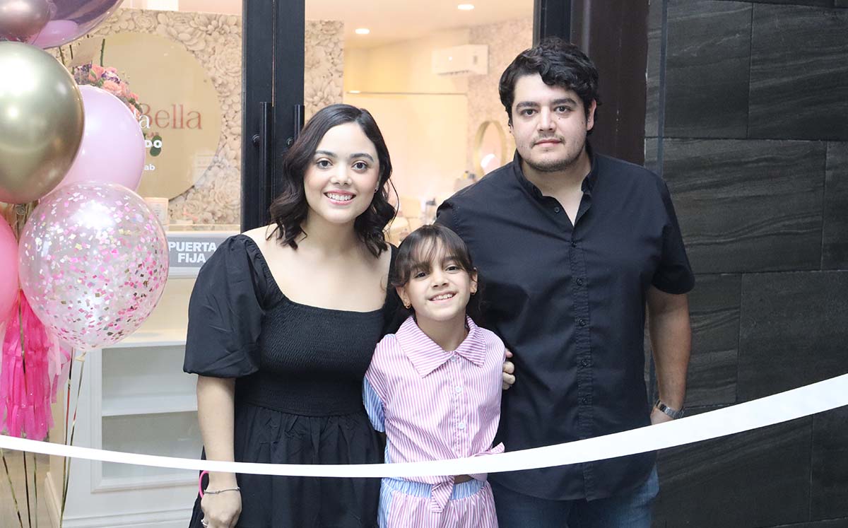 ALEJANDRA SALAZAR, VALENTINA PICHARDO, RODRIGO PICHARDO en el corte de listón