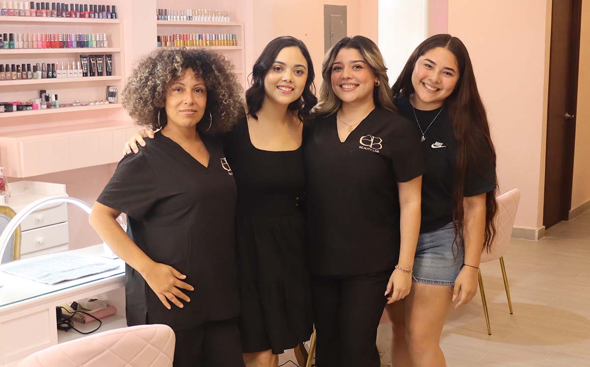 Equipo de trabajo de Ella Bella Beauty Lab junto a ALEJANDRA SALAZAR