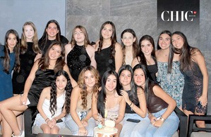 Amigas de Ana Sofía  celebraron sus XV años en el Carlo Rooftop