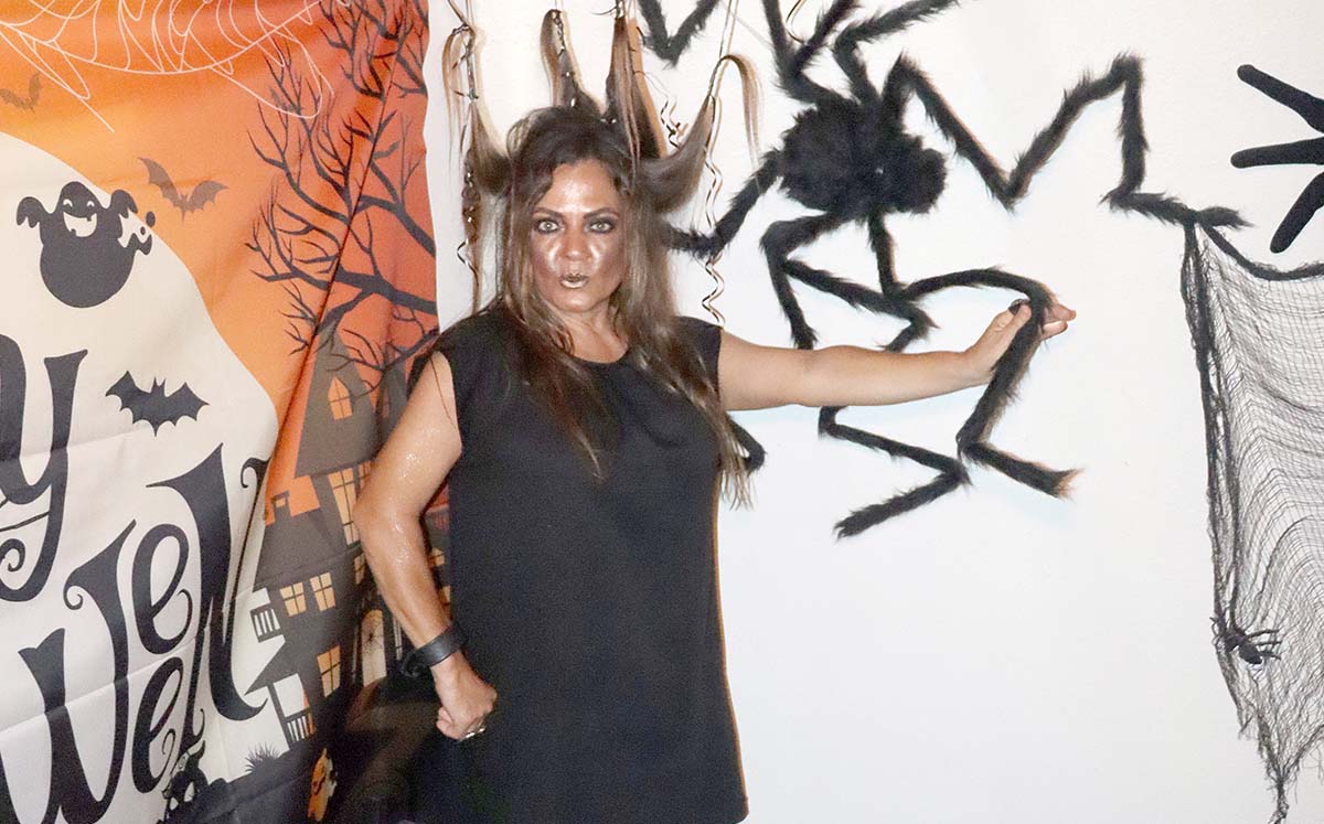 MARCELA SALVIA feliz de celebrar Halloween junto a sus amigas