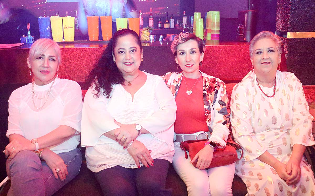 BLANCA RODRÍGUEZ, PERLA AGUIAR, DIANA SOLIS Y LETICIA ROMO disfrutaron de la música de los 80 a cargo del DJ de la casa