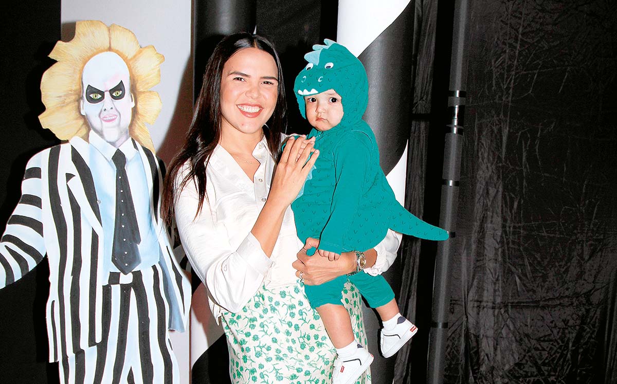 CAROLINA PARRA E IVÁN HERNÁNDEZ disfrutaron de la temática de Beetlejuice