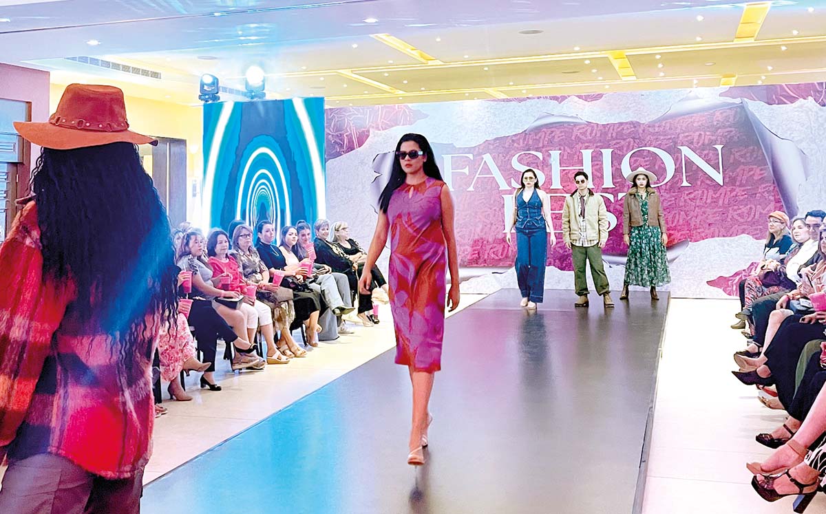 se dio inicio con la pasarela con los modelos de las agencias Prestige y Zadi