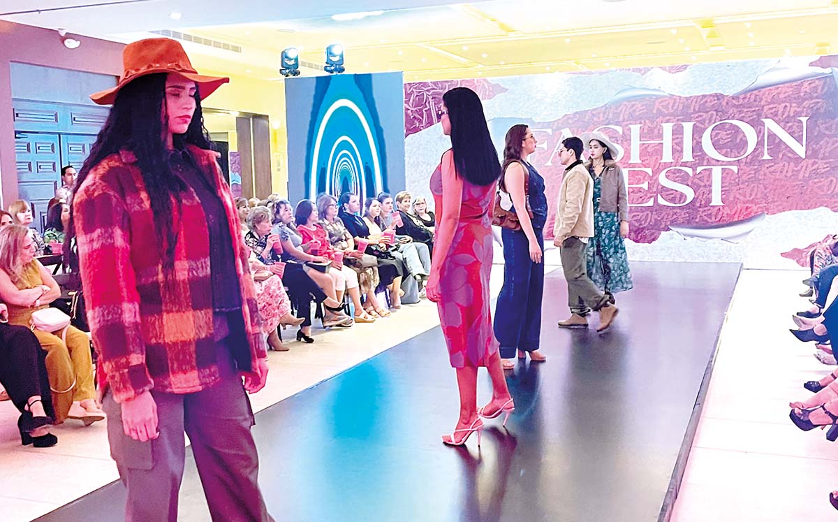 Observamos una mezcla de estilos preppy y boho western, destacando prendas como vestidos bohemios, estampados florales y blusas con olanes para mujer