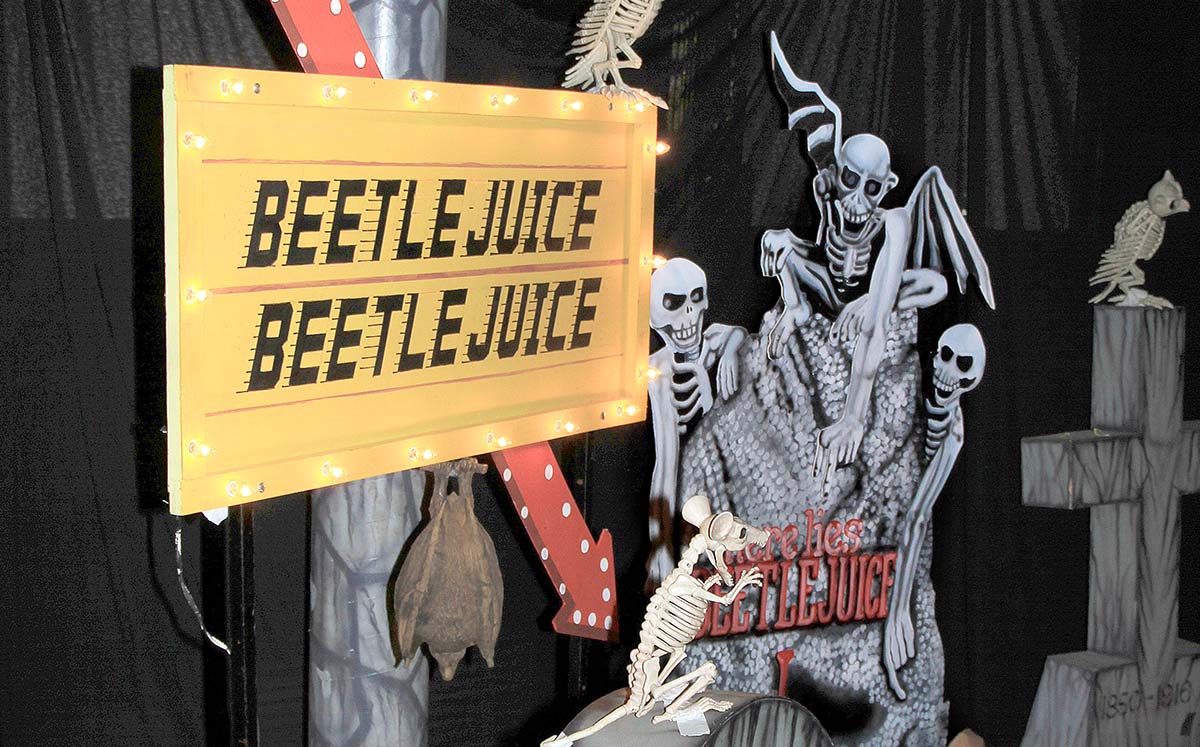 Detalles de la temática de Beetlejuice en el Casino Tampiqueño