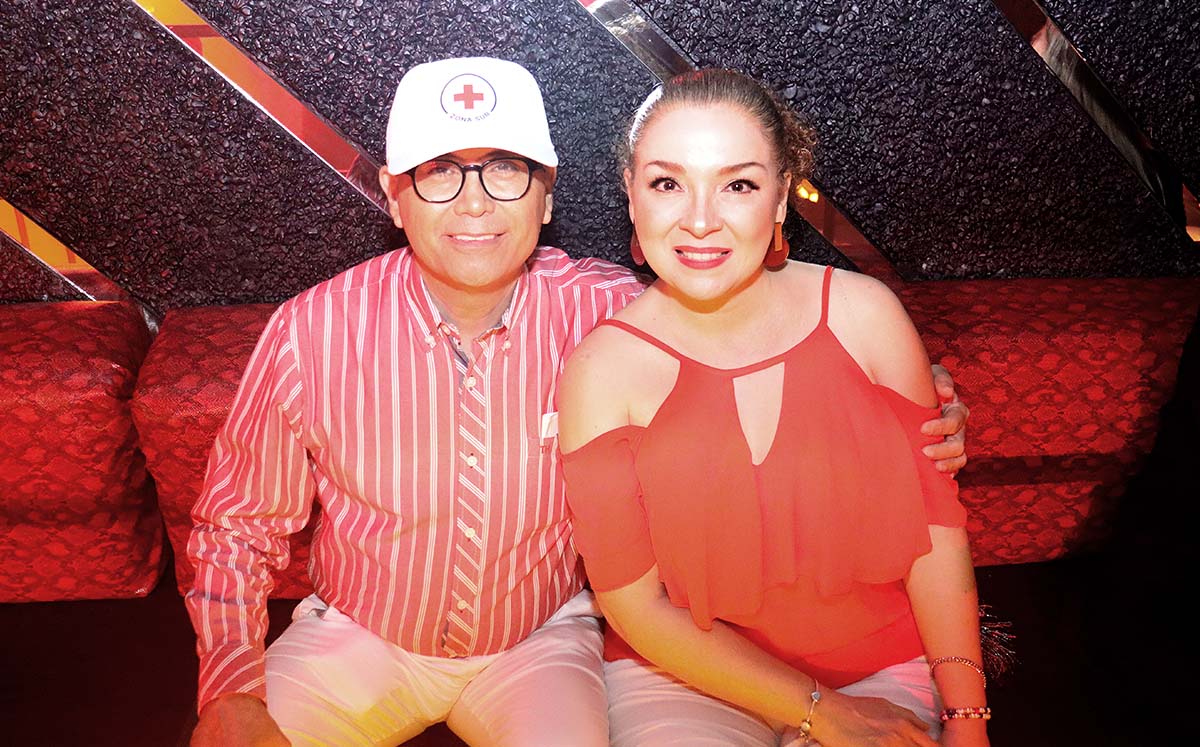 JAIME PAZ Y DORENA CABALLERO disfrutaron de la música de los 80 a cargo del DJ de la casa