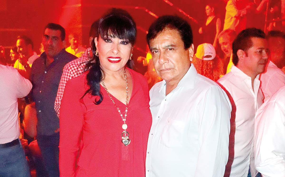 JUANITA RODRÍGUEZ Y  JUAN RUPERTO RODRÍGUEZ disfrutaron de un video sobre las actividades de la Cruz Roja