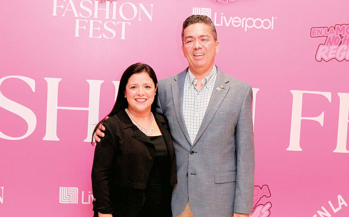 KARLA TRUJILLO  Y CARLOS PARRA orgullosos de la pasarela de Liverpool, En la Moda no hay Reglas