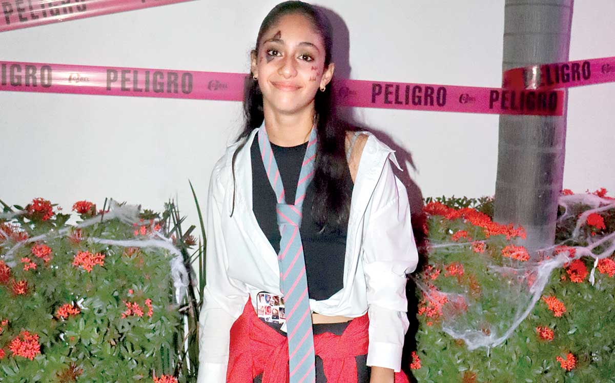 MONTSERRAT CERVANTES llegó puntual a la fiesta de disfraces