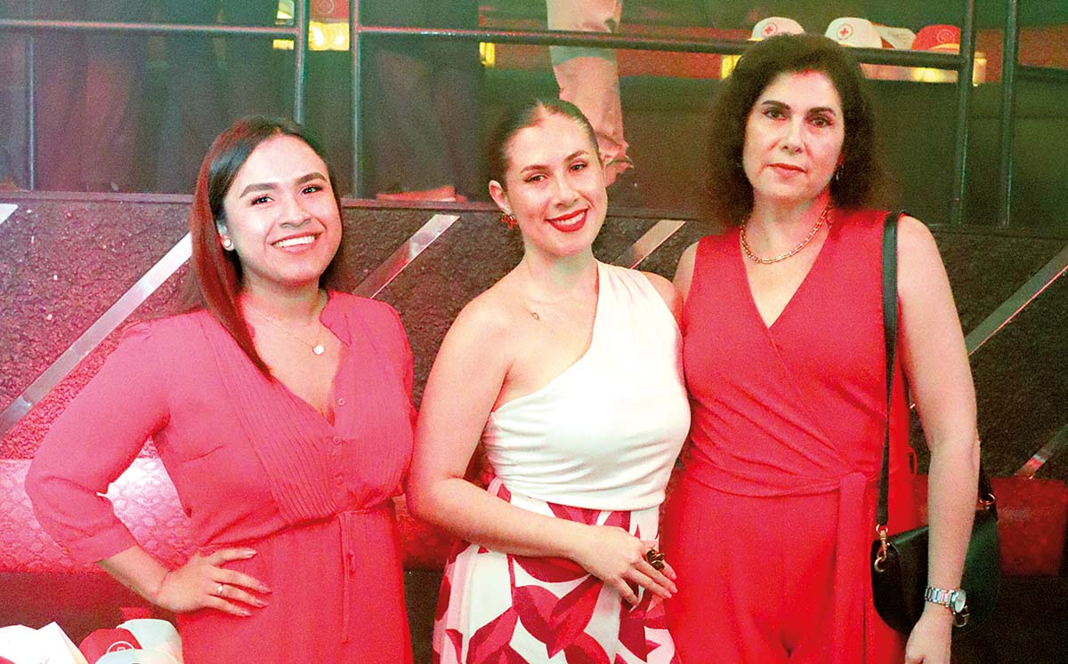 SANDRA HERRERA, MARTHA HURTADO Y MARTHA DELSOL disfrutaron de una gran noche llena de baile